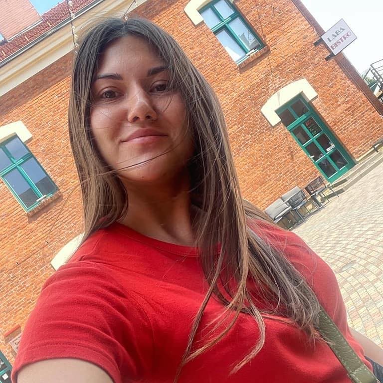 Lena Zviahintseva (LenaZviahintseva)
